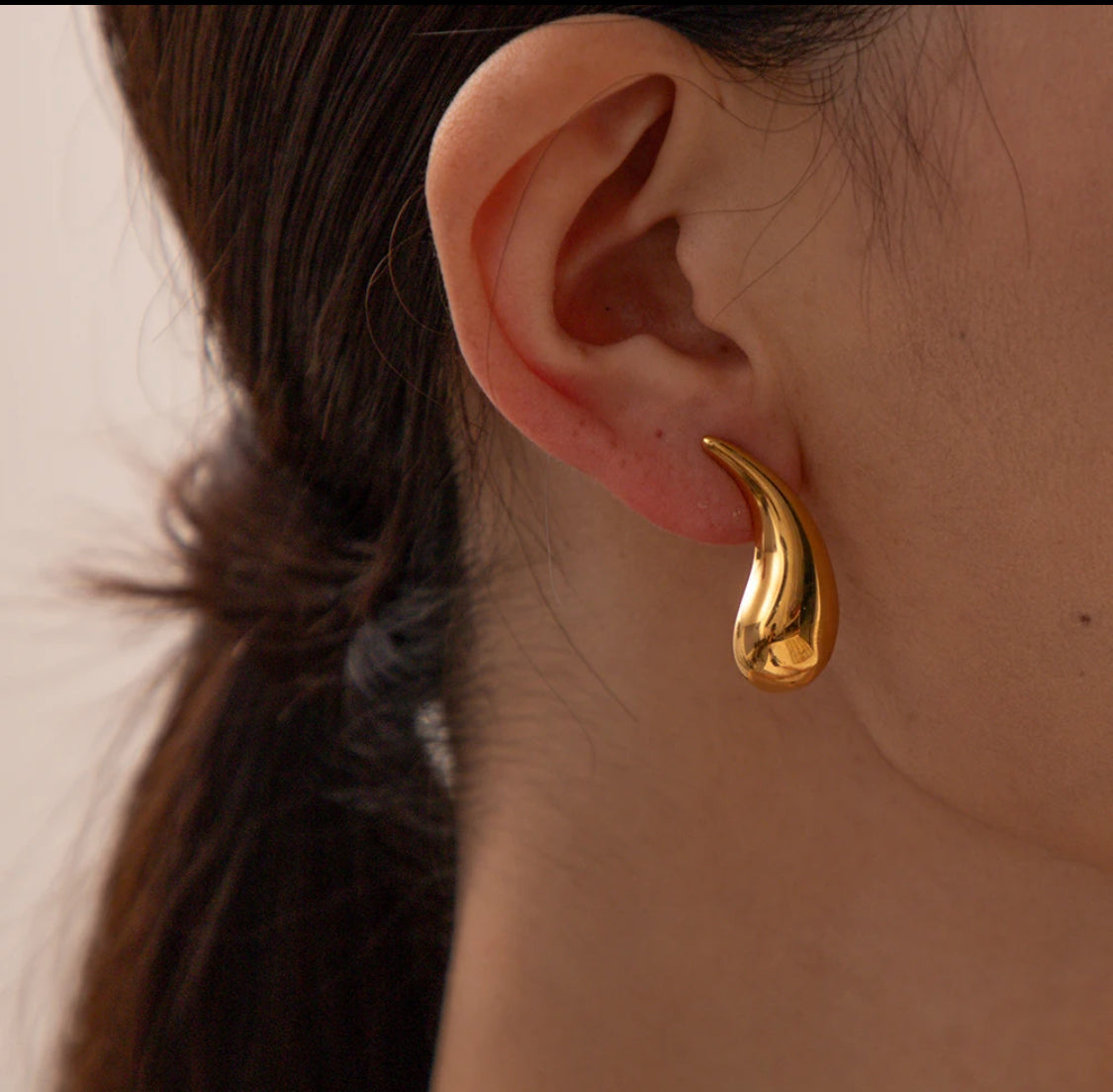 Slim teardrop studs